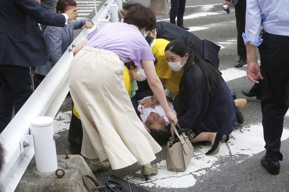 前日本首相安倍晉三在奈良遭遇槍擊。（美聯社）