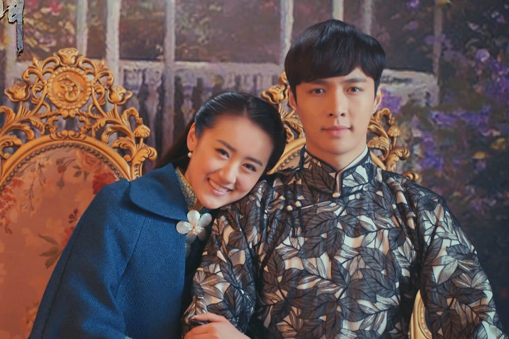 中國女星袁冰妍（左）在2016年播出的民國懸疑劇《老九門》與張藝興演夫妻，網友挖出她當年為了蹭熱度，刻意「綑綁CP」，製造與張藝興戀愛的假象。（取自老九門微博）