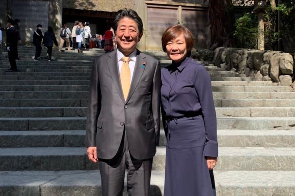 安倍晉三遭槍擊消息一出，其妻子安倍昭惠（右）火速趕往醫院，於當地下午4點半抵達奈良。（取自安倍昭恵臉書）