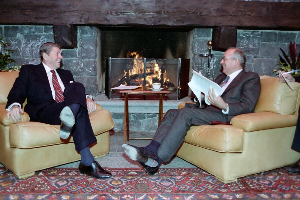 1985年，在瑞士日内瓦举行的高峰会上，时任美国总统雷根（左）和时任苏联总书记戈巴契夫（右）进行会谈。（图片取自维基百科）(photo:UpMedia)