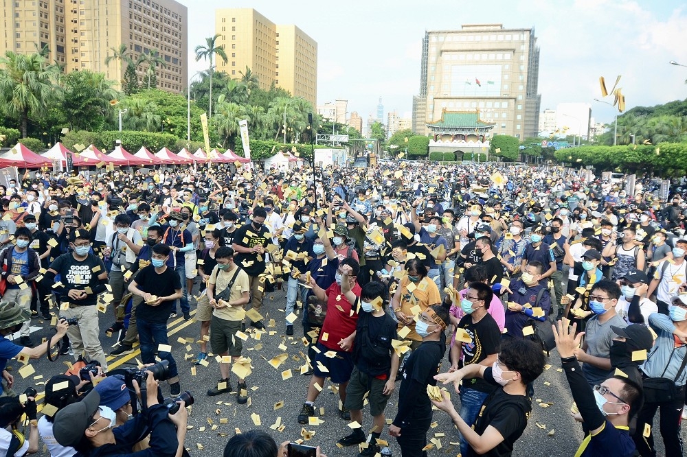 台灣機車路權促進會9日舉行遊行，機車族聚集在凱道上撒冥紙，表達對於交通現況不滿，提出5大訴求要求改革。（張哲偉攝）