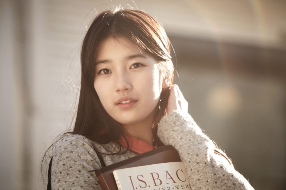 韓國女星秀智在《初戀築夢101》裡扮演清純大學生，隨著電影賣座，她也成為家喻戶曉的「國民初戀」。（翻攝自Daum）