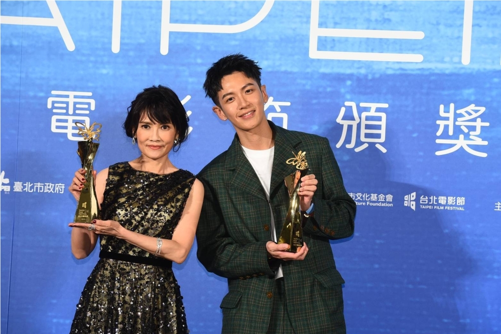 今年台北電影節最佳男、女主角得主出爐，柯震東（右）、陳湘琪開心高舉獎座拍照。（楊約翰攝）