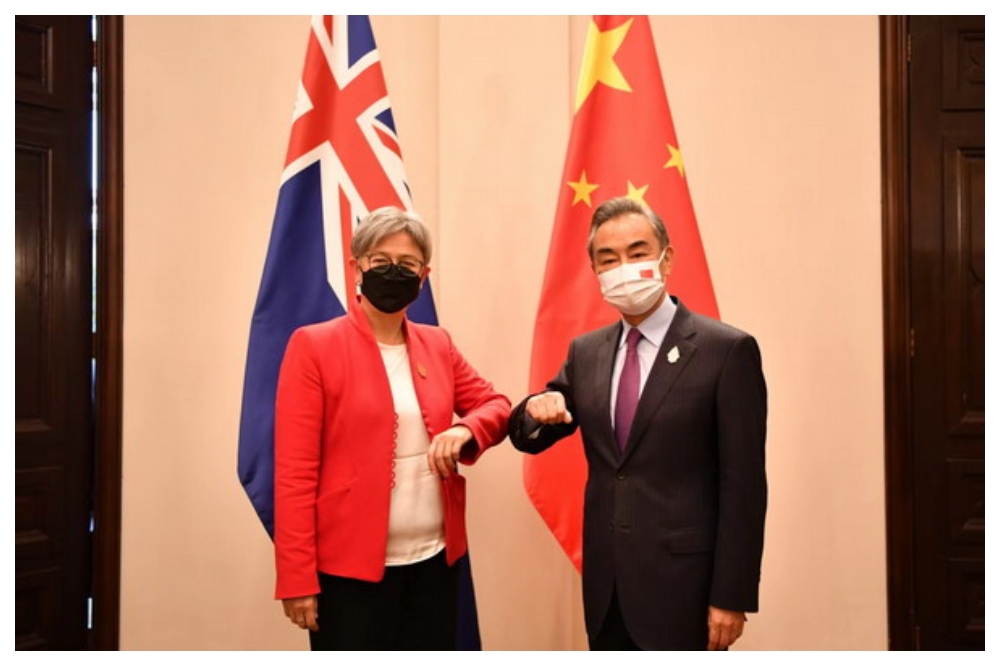 中國和澳洲兩國外長8日在印尼G20外長會議舉行會談。（取自中國外交部網站）