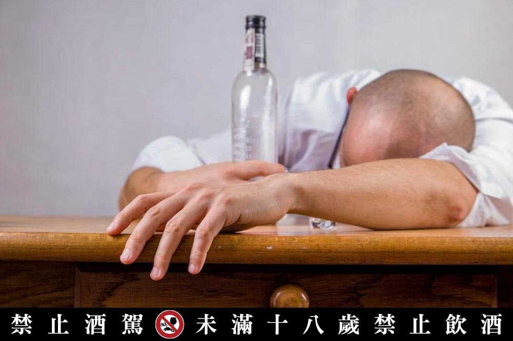 20多歲確診男子有酗酒習慣，在房間多日未外出，家人發現時已無呼吸心跳。（取自pixabay）