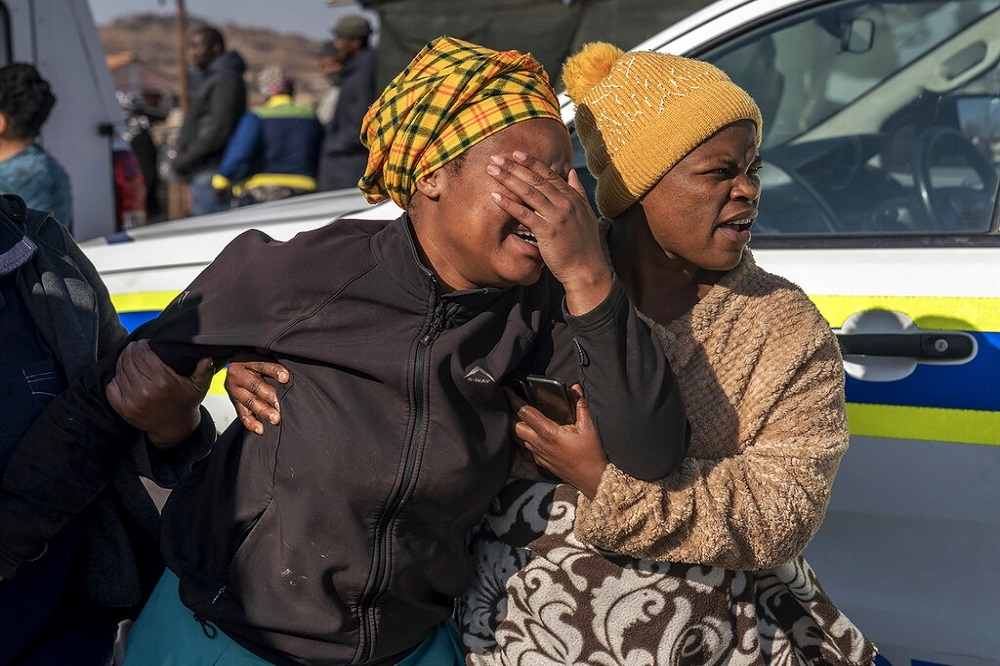 南非蘇威托酒館爆發槍擊案，至少15人喪命，家屬悲痛欲絕。（美聯社）