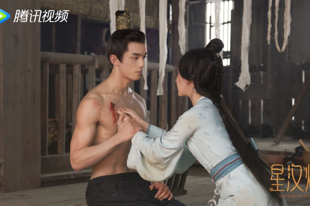 吳磊（左）和趙露思在新戲《星漢燦爛》裡逐漸萌生情愫，他戲中因傷秀出精實腹肌，讓觀眾大讚超養眼。（取自星漢燦爛微博）