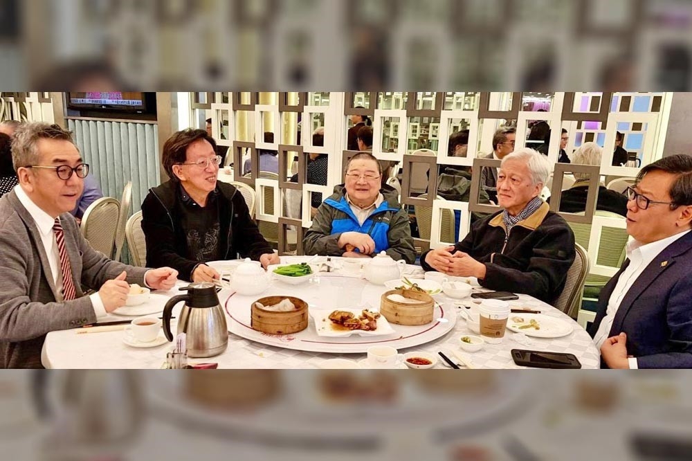 2018年作者與陶傑、蘇賡哲、倪匡、黃毓民茶聚。（圖片由作者提供）