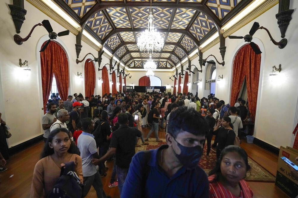 斯里兰卡民众齐力把总统赶下台，民众数日来自由进出参观总统官邸。（美联社）(photo:UpMedia)
