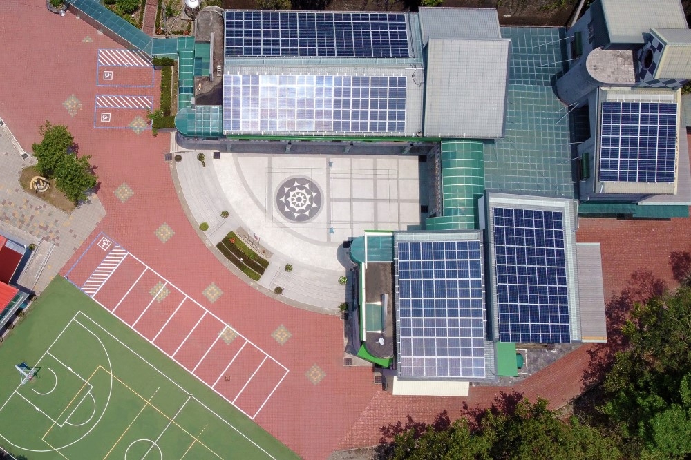 美歐亞協助茂林利用校園閒置屋頂建置太陽光電。（美歐亞綠能提供）
