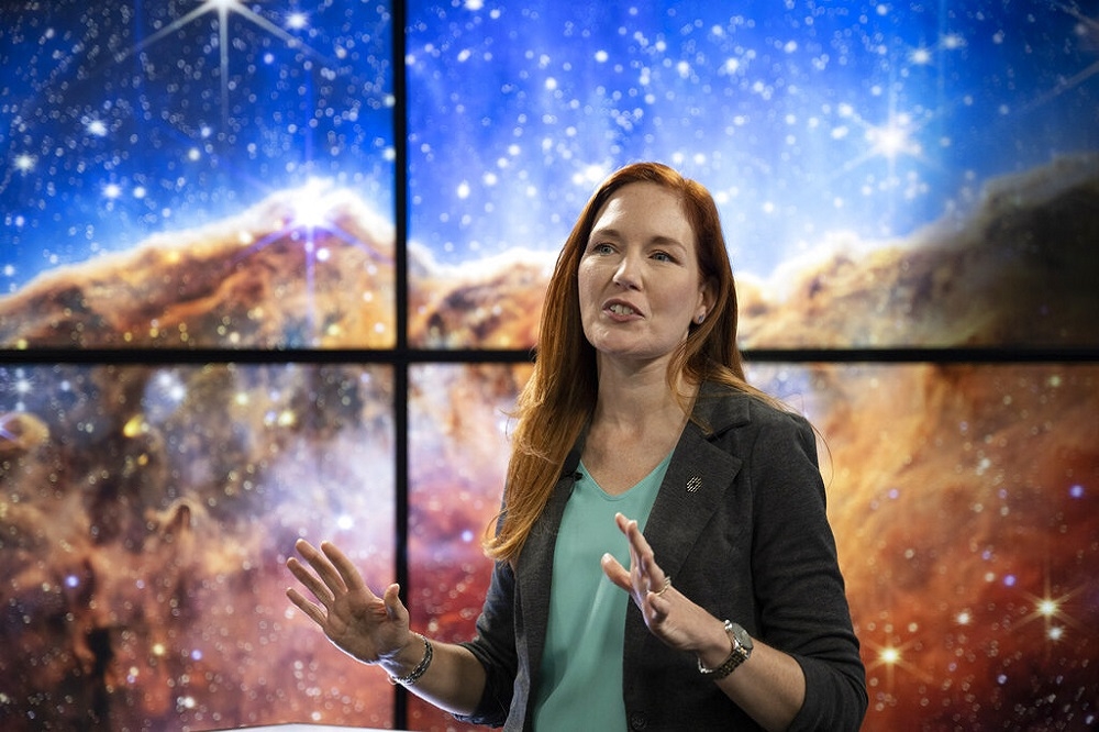 NASA科學家史特勞恩（Amber Straughn）介紹韋伯望遠鏡拍攝到的「船底座星雲」。（美聯社）