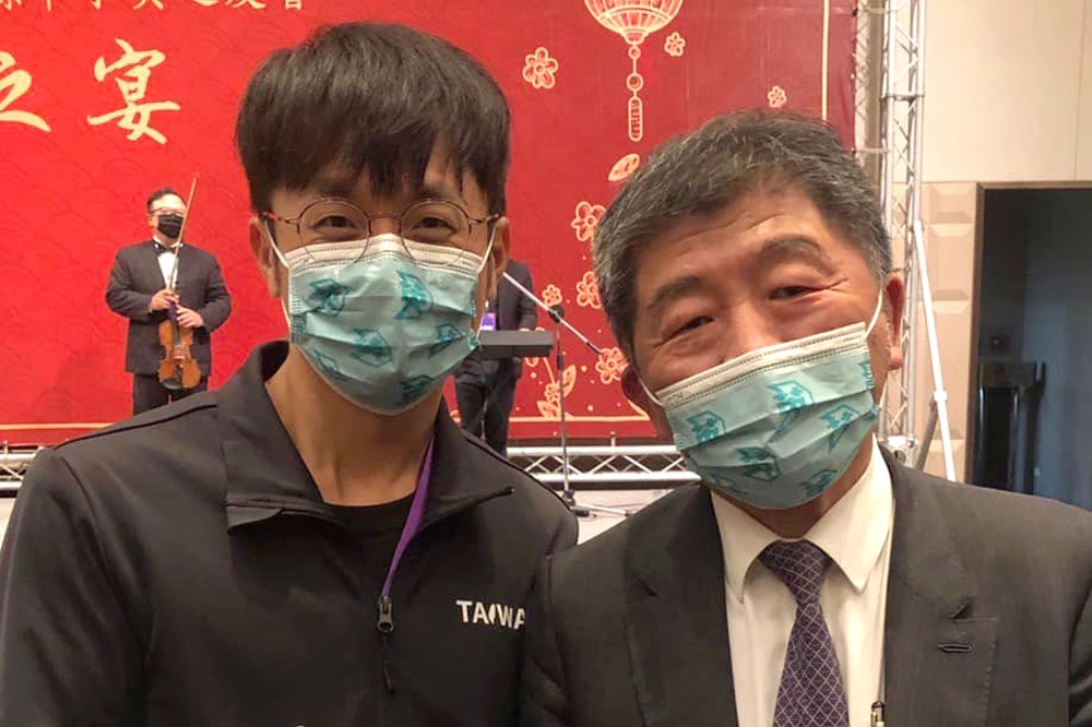 陳時中民進黨台北市長參選人，重要網路空戰操盤手，則是高聲量焦糖哥哥陳嘉行（左）。（取自陳嘉行臉書）