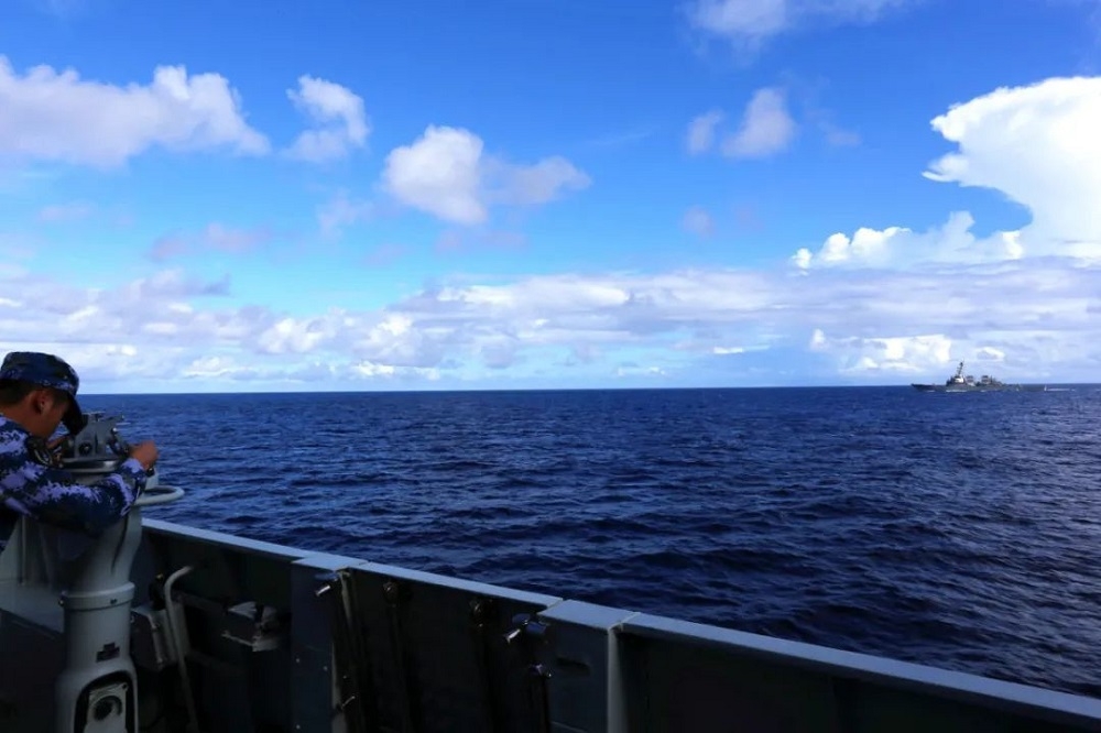 解放軍公布監視美艦班福特號的照片。（取自中國解放軍南部戰區）