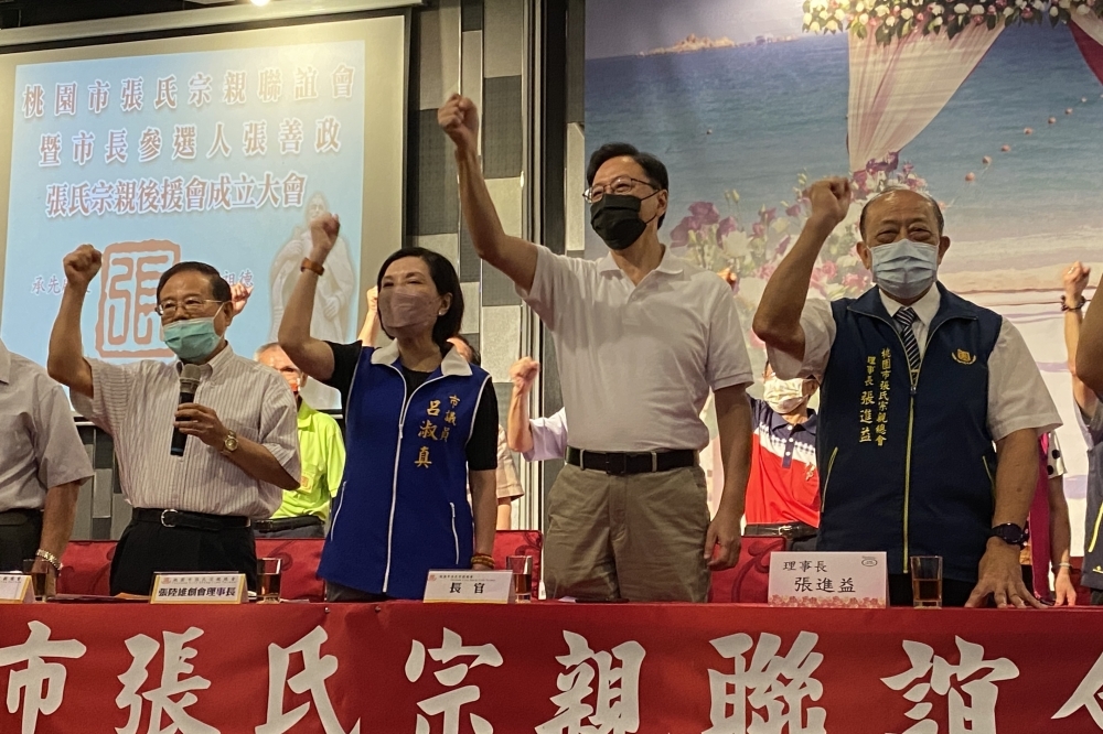 張善政解隔後第一個行程是前往桃園八德區，與桃園市張氏宗親會的宗親碰面請益。（沈粲家攝）