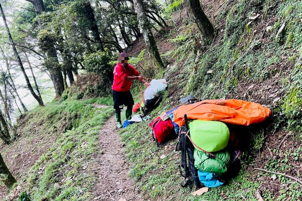 有網友爆料，他們在八大秀登山行程中被協作丟包，裝備都沒上山，晚上冷到睡不著。（取自靠北登山大小事）