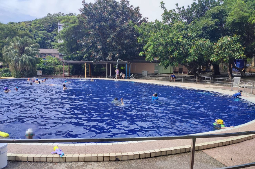 新北市淡江農場14日傳出女童溺水，所幸目前女童已恢復意識、無生命危險。（翻攝畫面）