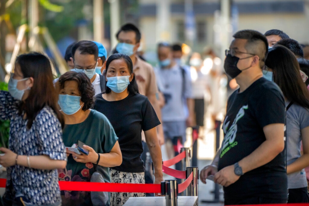 北京居民排隊進行核酸檢測。（美聯社）