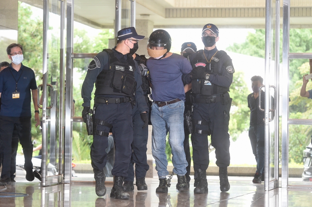 南投4死槍擊案李嫌15日下午被逮捕到案，警方在台中養生館5樓夾層發現他。（張哲偉攝）