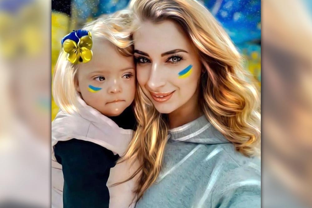 推特流傳伊林娜母女繪製烏克蘭國旗的圖片。（取自推特）