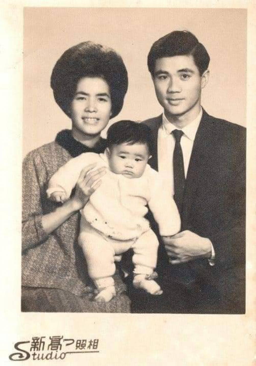 台南市長黃偉哲於臉書放上幼時與父母的合照。(圖:黃偉哲臉書)