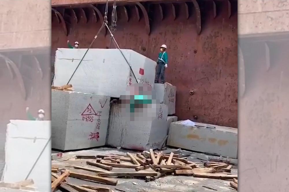 鋼索斷裂造成重達30噸的大理石材砸落，一名工人閃避不及當場慘死。（翻攝畫面）