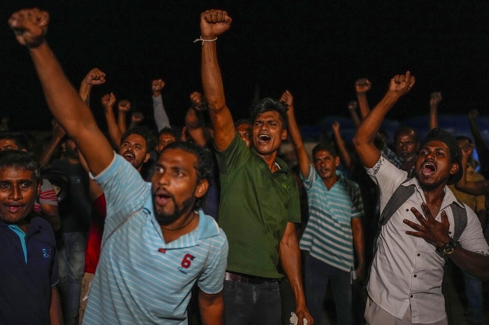 斯里蘭卡大城可倫坡抗議民眾在得知總統辭職後大聲歡呼。（美聯社）
