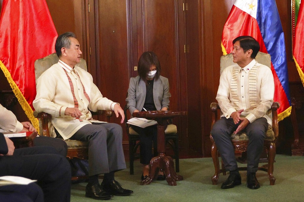 王毅7月稍早訪問菲律賓時，會晤總統小馬可仕。（美聯社）