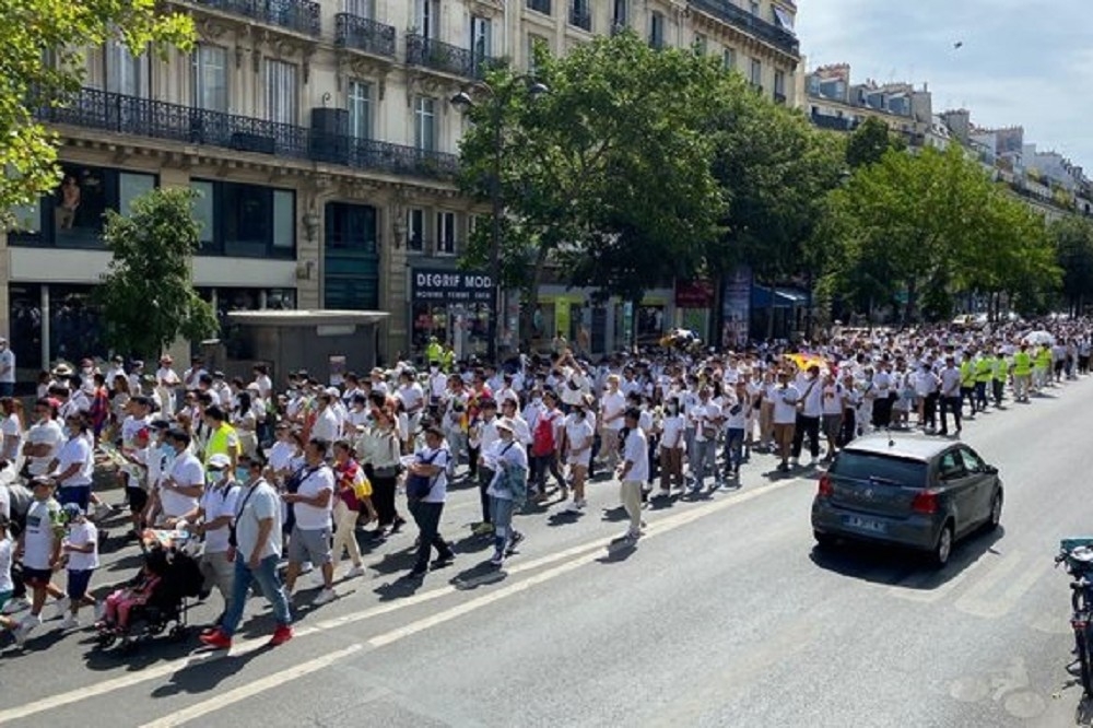 全歐西藏人17日匯集巴黎舉行遊行，主辦單位稱1萬人參加。（取自推特）