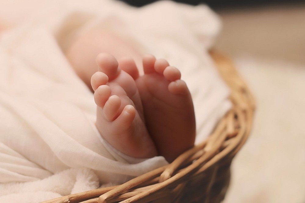 一名40天出生嬰兒，16日凌晨命危被送往醫院，不但有顱內出血、骨折現象，連屁股都有不明瘀青。（取自pixabay）