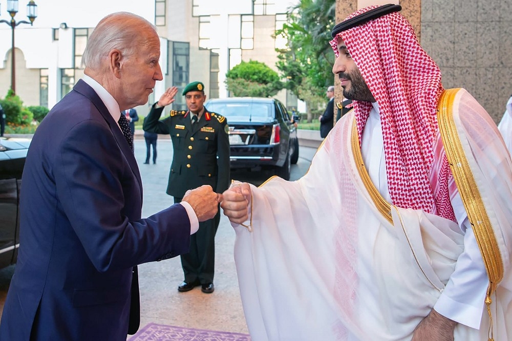 美國總統拜登（左）與沙國王儲薩爾曼碰拳打招呼。（美聯社）