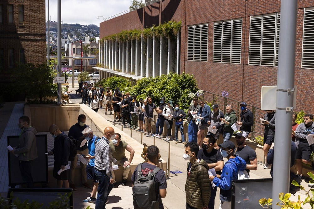 民众12日在旧金山综合医院外排队等打猴痘疫苗。（美联社）(photo:UpMedia)
