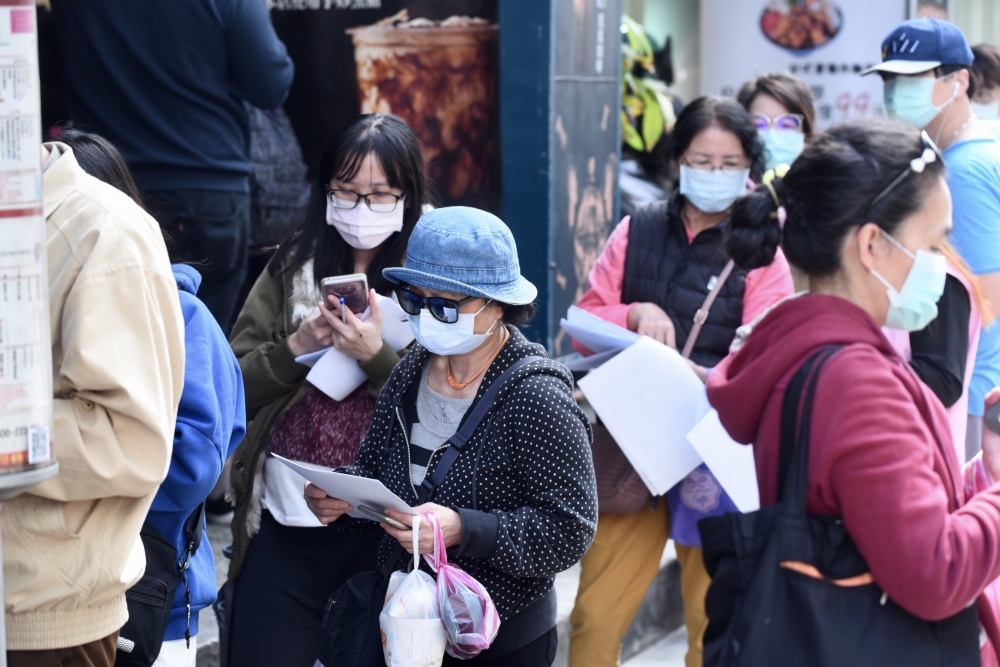 防疫保單熱銷百萬張，產險公司如今都須負擔鉅額理賠。示意圖。（資料照片／張哲偉攝）