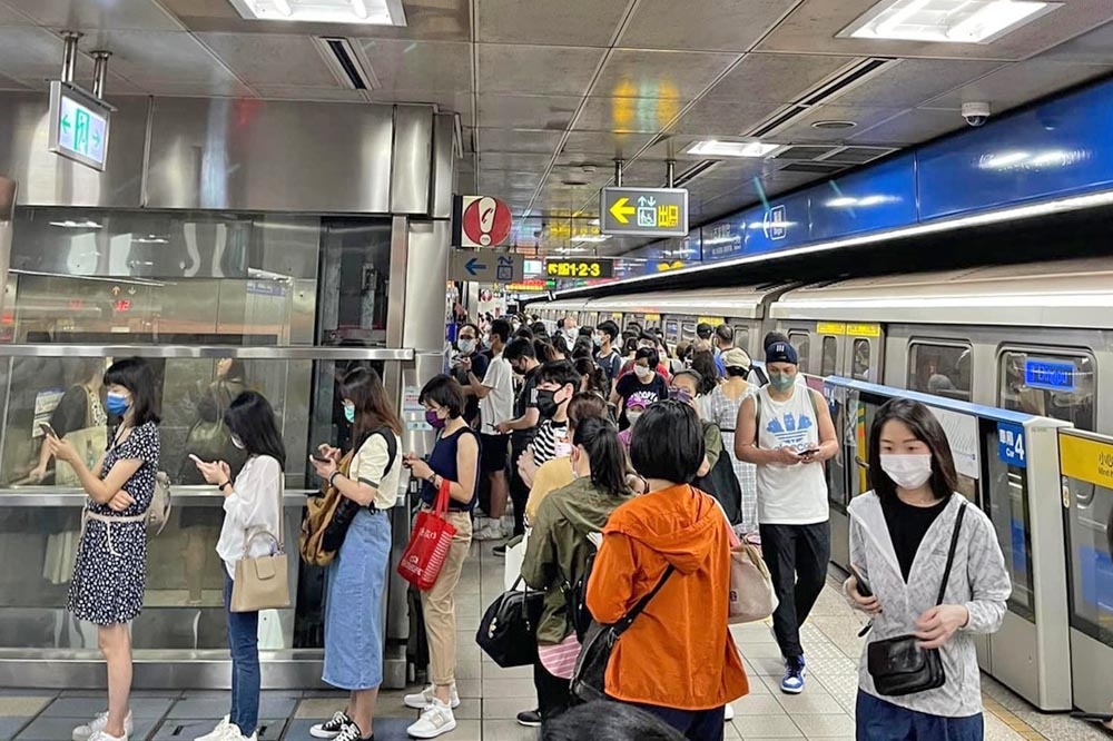 捷運板南線今天上午發生軌道電路訊號異常，上千旅客被卡在捷運站內等待列車。（擷取自爆料公社）
