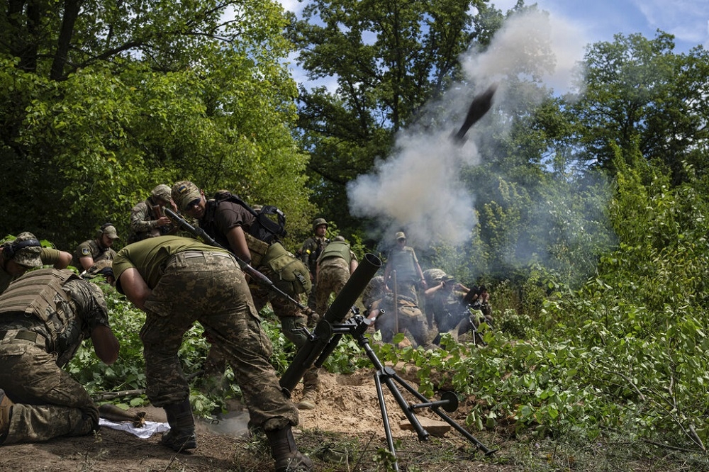烏克蘭軍人19日在哈爾科夫進行演練。（美聯社）