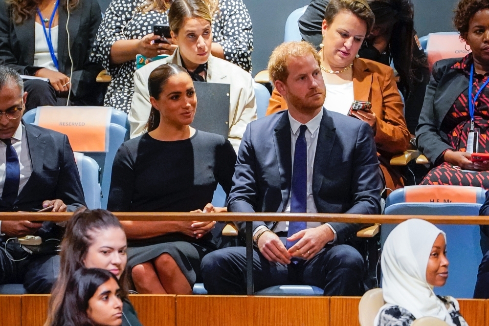 這次造訪美國紐約聯合國總部行程中，梅根全程滿面自信笑容，哈利卻面露嚴肅神色，兩人出現一段「哈利甩不開梅根的手」的畫面，引發網友熱議。（美聯社）