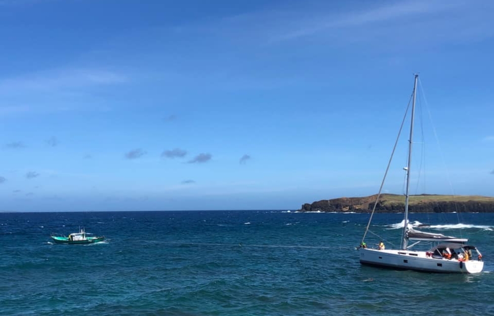 一艘帆船（右）20日上午擱淺在澎湖東吉港，下午漲潮才脫困。（取自澎湖東吉旅記臉書）