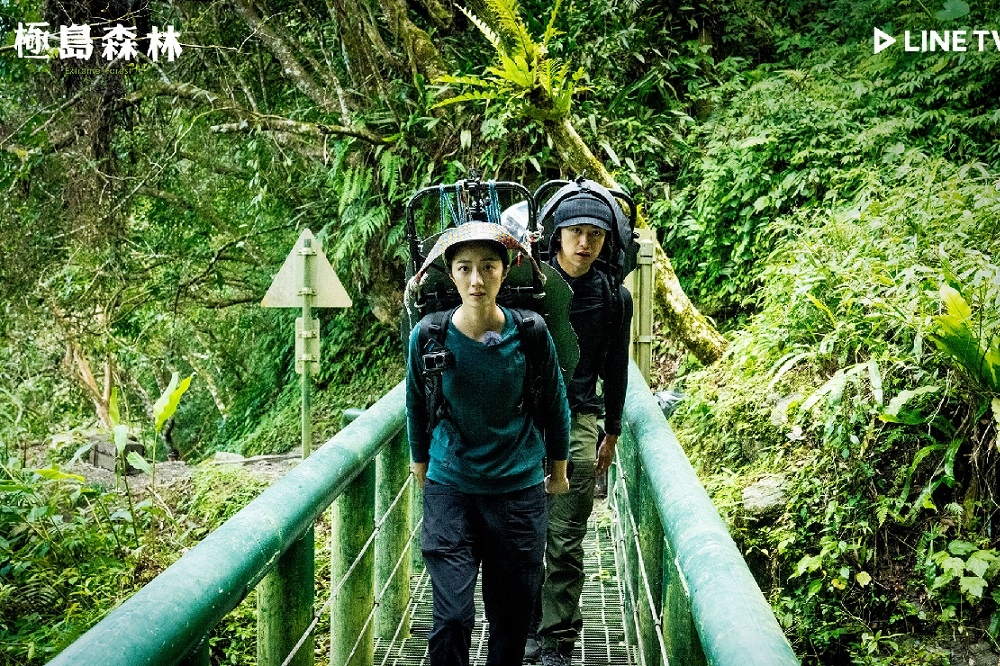 陳柏霖（後）與桂綸鎂在《極島森林》最終回，為了修復布農族祖居地家屋及山屋，背著20公斤的石板走了8小時的山路。（LINE TV提供）
