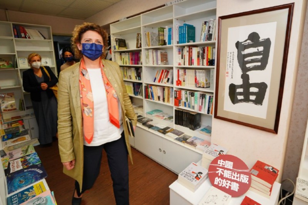 畢爾21日造訪銅鑼灣書店。（取自外交部臉書）