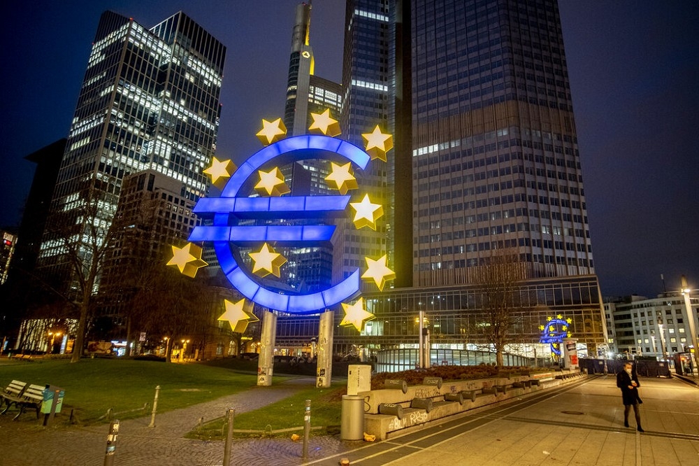 歐洲央行21日宣佈升息，是11年來首次升息。（美聯社）