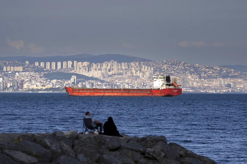 一艘船隻在馬爾馬拉海，等待通過土耳其伊斯坦堡的博斯普魯斯海峽。（資料照片／美聯社）