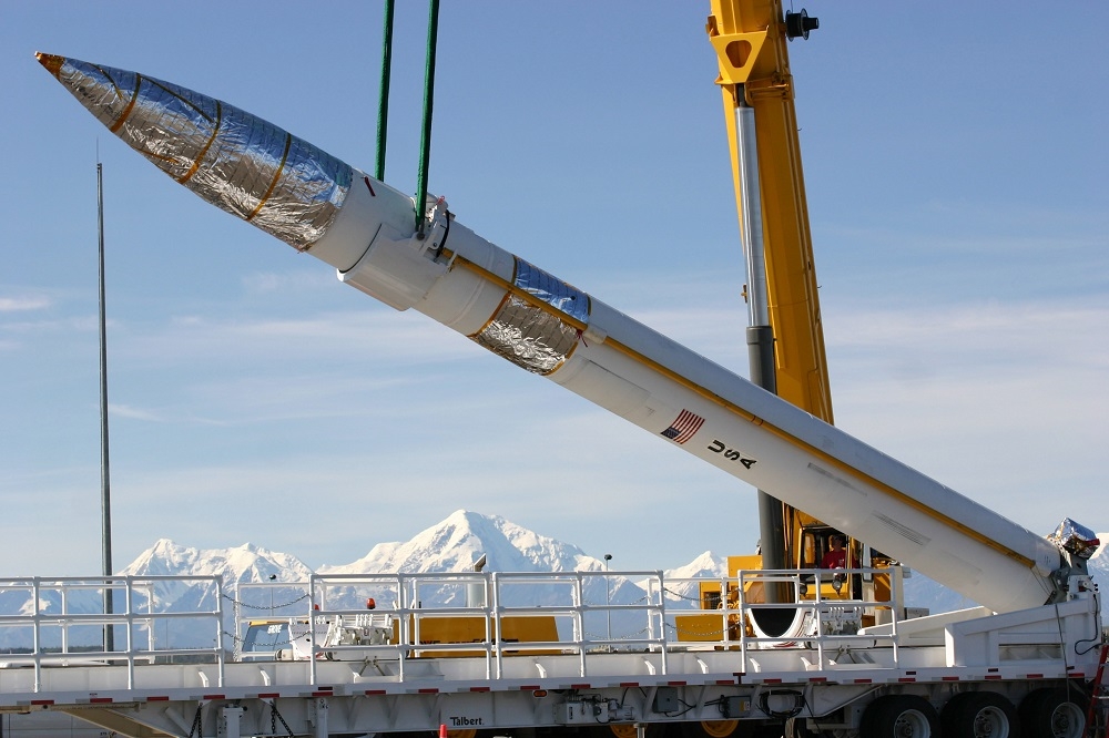美軍正將一個陸基攔截飛彈放置入飛彈發射井中。此圖2006年攝於阿拉斯加的飛彈防禦基地。（取自美國陸軍）