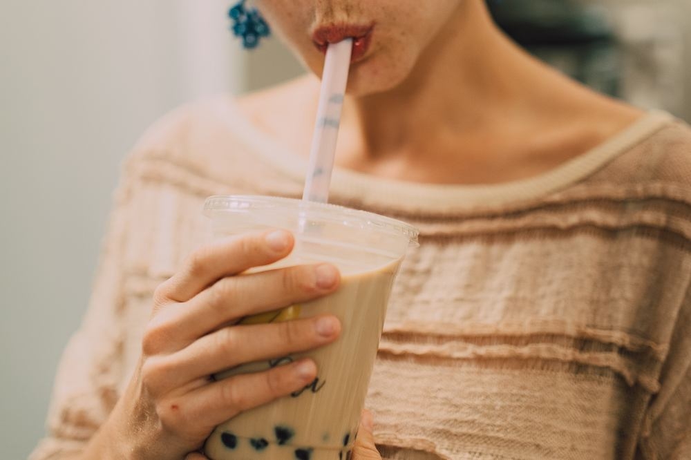 一名飲料店員工偷偷自行調製4杯酸奶飲料，並帶回家享用，被老闆提告。示意圖。（擷取自pexels）