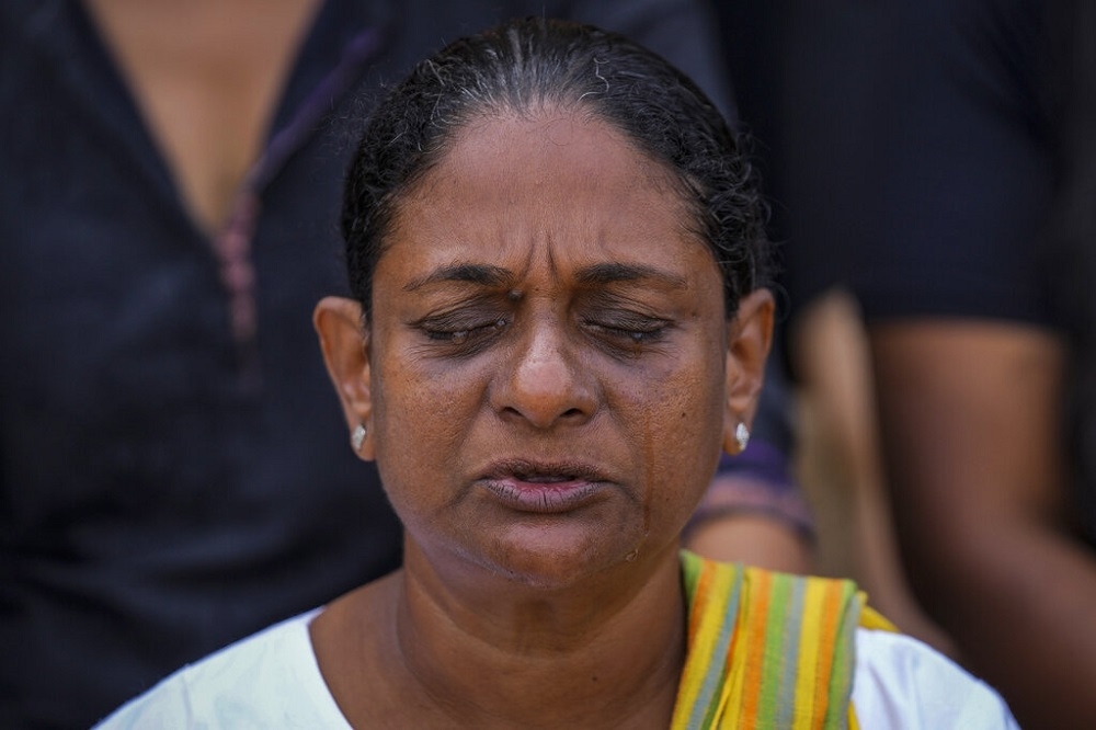 斯里蘭卡民眾在總統府外和平靜坐示威。（美聯社）