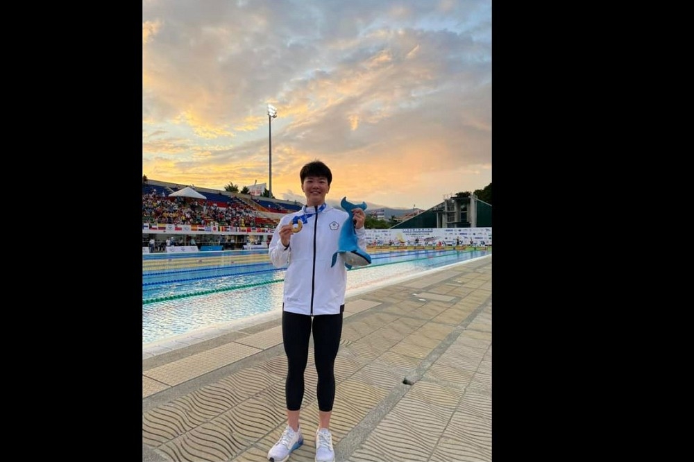 台灣蹼泳女將何品莉今天（22日）在2022年世界蹼泳錦標賽女子200公尺雙蹼，以1分46秒67摘金。（取自奪200M雙蹼臉書）