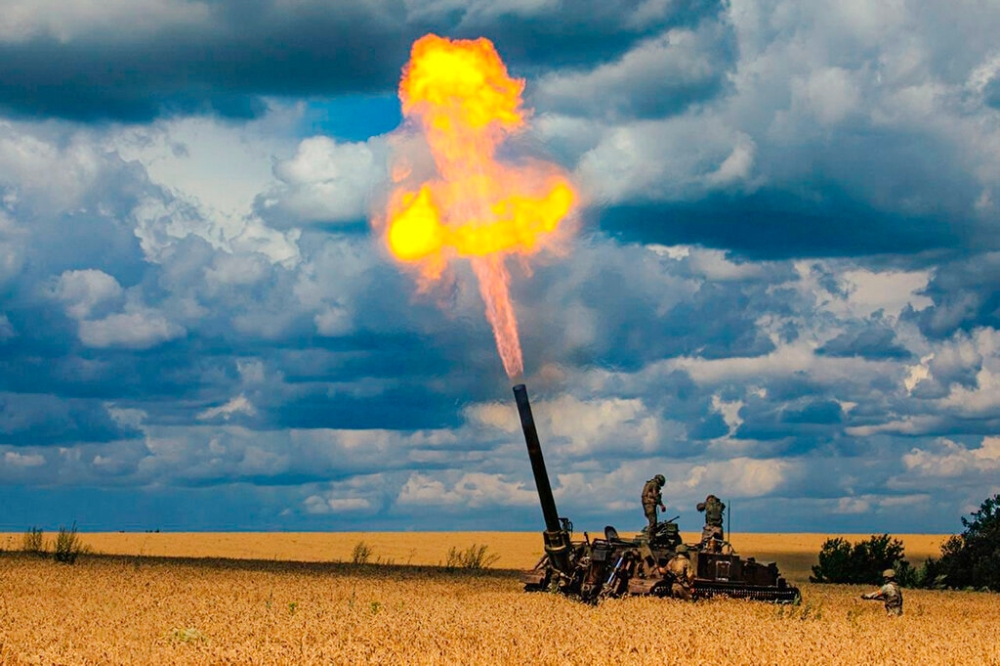 俄軍2S4自走砲在烏克蘭占領土地上進行發射（美聯社） 