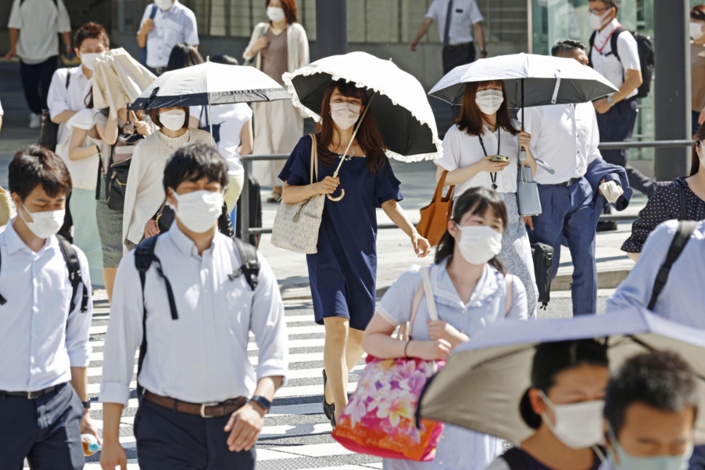 日本各地近來飆高溫，當地健身房的口罩令面對疫情陷兩難（美聯社）
