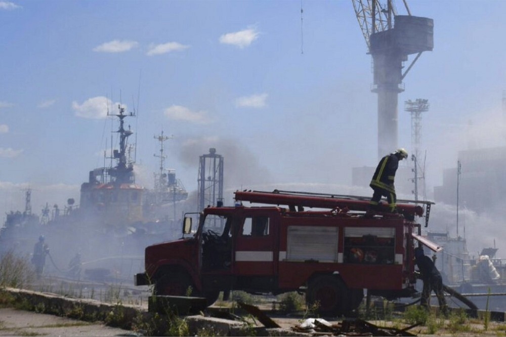 烏克蘭黑海港口敖德薩市政府發布照片顯示，遭俄國飛彈攻擊後，消防員救火現場。（美聯社）