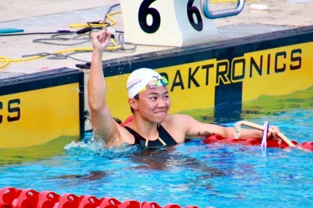 我國蹼泳好手何品莉，在22日為台灣奪下歷史上第一面蹼泳錦標賽金牌。（台中市運動局提供）
