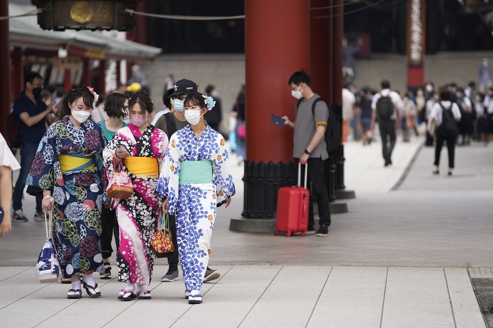 日本研究指女性較容易有新冠後遺症。圖為東京淺草寺外的遊客。（美聯社）