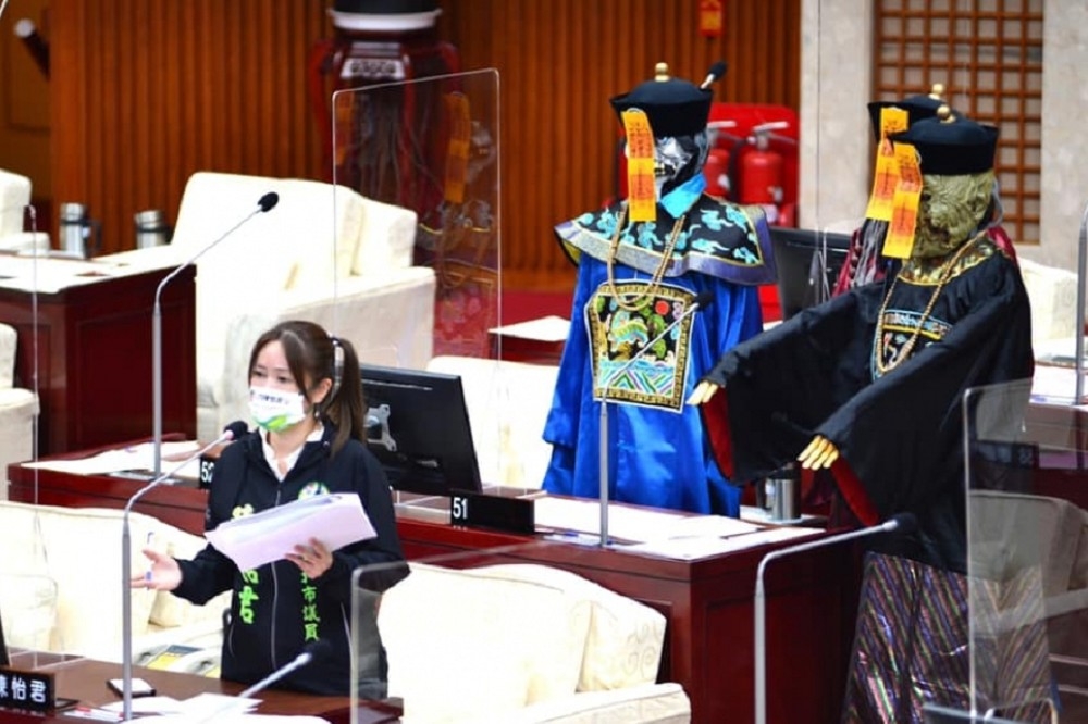 民進黨北市議員陳怡君25日質詢時，將3具殭屍搬進議會。（取自陳怡君臉書）